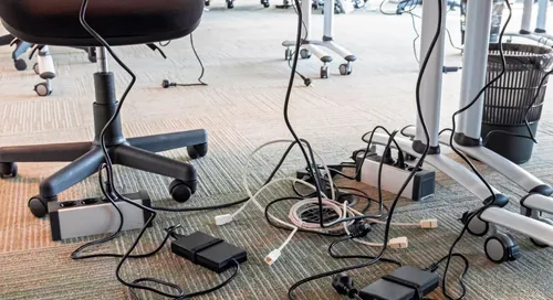 Jak zachować porządek w kablach wokół  biurka gamingowego?