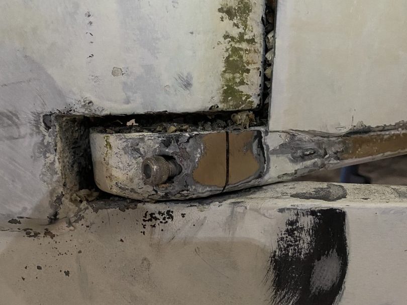 Stare łożysko steru żaglówki - zamontowane, metalowe