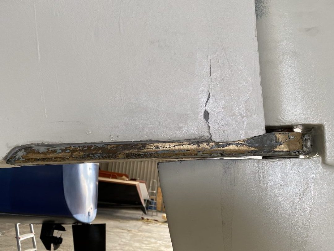 Stare łożysko steru żaglówki - zamontowane, metalowe