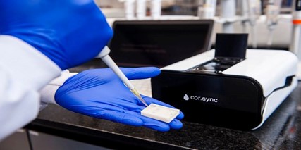 Próbka krwi jest pobierana od pacjenta i umieszczana w urządzeniu - drukowane koła zębate