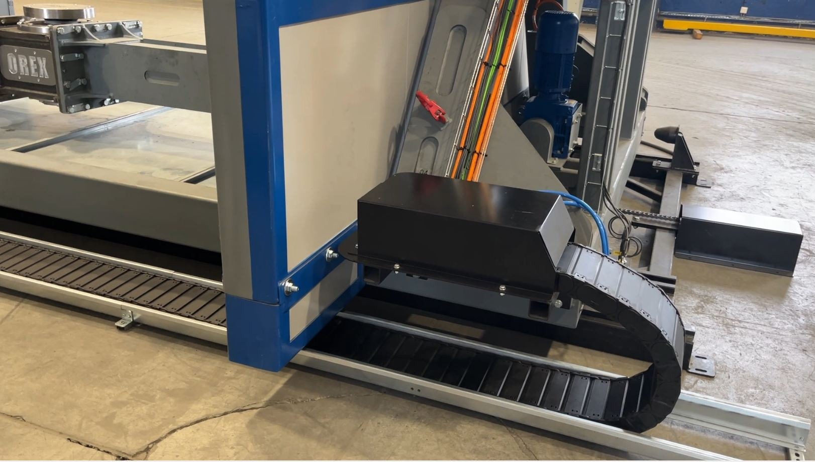 Zamknięte prowadniki kablowe w rotomouldingu: case study firmy OREX